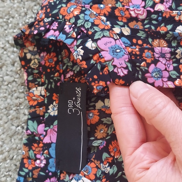 3rd + Fourth Floral Blouse - Picture 3 of 12